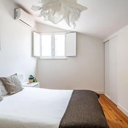 Cozy Ground Floor With Ac And Loft Bedroom By Lisbeyond アパート リスボン